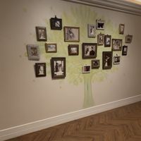 写真ツリー。額縁は会場のもの。新郎新婦の好きな写真をいれる