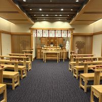 厳かな雰囲気の神殿。