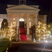 夜の結婚式場外観