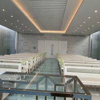 参列者のベンチもクッションになっていて座り心地が良い