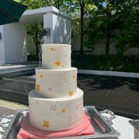 ウェディングケーキはシンプルだけど可愛くしました。