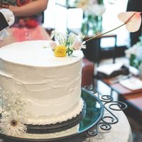 オプションでお花を追加したウェディングケーキ