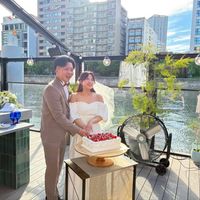 ケーキ入刀のシーンです。