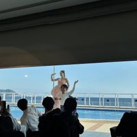 恐らく式場初、肩乗せで再入場しました