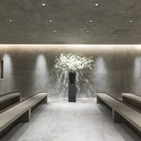 中央の装花は季節によって毎週変わる