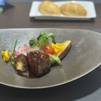 サーロインのマデラソース仕立て