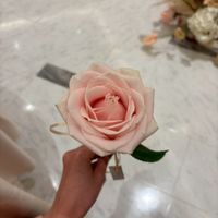 各テーブルから一輪ずつもらい花束にしてプレゼントしてもらった