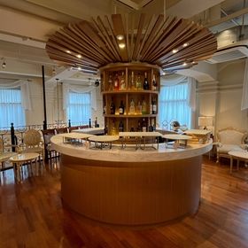 バーカウンターにウェルカムフード・ドリンクがのります。