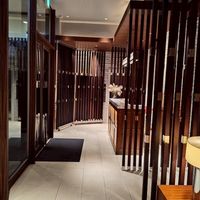 見学時の写真。入り口から会場のある地下に入ってすぐのところ。