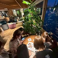 夜の雰囲気のある食事会場
