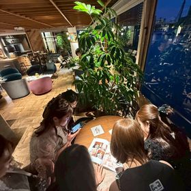 夜の雰囲気のある食事会場