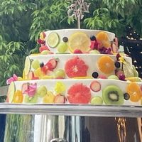 フルーツたっぷりの可愛いウェディングケーキ