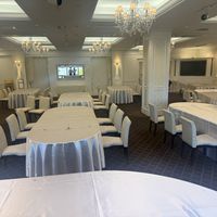 白を基調とした拡張性のある披露宴会場