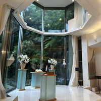 緑豊かで奥から自然光が差し込む
