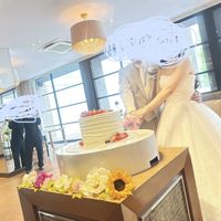 ケーキは台座に乗っており、ケーキ周りも装花を付けました