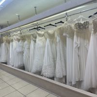 ウェディングドレスも種類豊富だった。