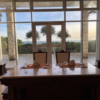 新郎新婦の後ろには海が見える。