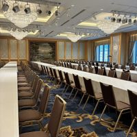 7階の広い部屋の披露宴会場。