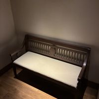 新婦とお父さんが、バージンロードを歩く前に最後に話せる椅子