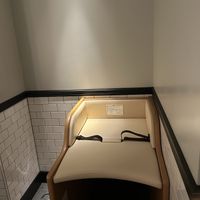 トイレにはオムツ変える場所有