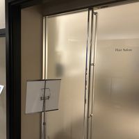 館内にヘアサロンがあります。