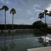 白のチャペルの祭壇奥には噴水があり、ここから噴水が出てきます