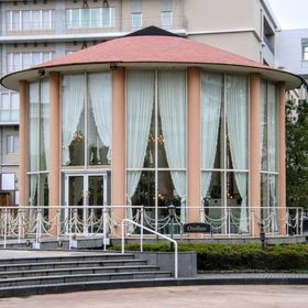 自然光が降り注ぐ、上品で開放感溢れる純白のチャペル