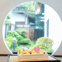 ケーキと会場のお庭の画像