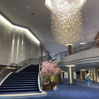 会館入ってすぐに目に入る大きなシャンデリアと階段。
