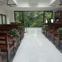 それほど広く無いですが緑バックが素敵なチャペル