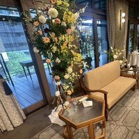ゲストとの距離を意識し、新郎新婦の席はソファ席にしました。