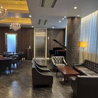 シックで重厚感のある受付、待合ロビー