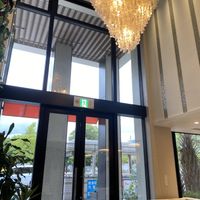 入ってすぐのロビーのシャンデリが綺麗です