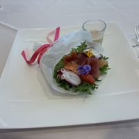 前菜です。花束みたいな盛り付けが素敵です。