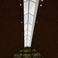 チャペルの天井　空から光が差し込む