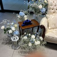 新郎席横のフラワーアレンジメントです。華やかで素敵です。