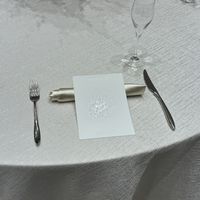 テーブルセッティングです。食器も高級感があります。