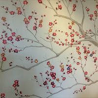 披露宴会場の壁に梅の絵が描かれています。