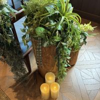 チャペルのゲスト席に飾られた植物と蝋燭です。