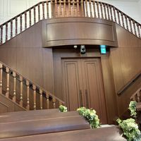 チャペルの正面入り口です。2階から入場することもできます。