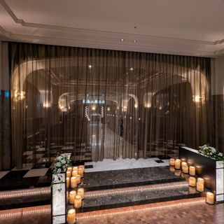 CENTURY COURT Marunouchi(明治生命館内・国指定重要文化財)のクチコミ チャペル・挙式会場の写真(1枚目)