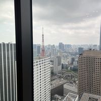 ウェルカムスペースの後ろにも東京タワーが見える窓があります