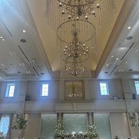 披露宴会場。天井が高く、シャンデリアが綺麗。