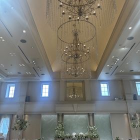 披露宴会場。天井が高く、シャンデリアが綺麗。