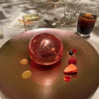 飴細工のバルーンをゲスト自身が割る。中にケーキが入っています