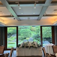 披露宴会場からは絵画のような大窓から庭を望めます