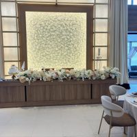 花がたくさんあしらわれている華やかな会場