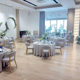 グリーンでナチュラルな雰囲気の会場