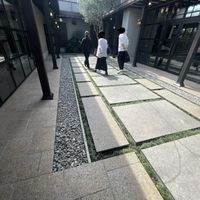 挙式会場出てすぐの中庭　フラワーシャワー等はここでやる