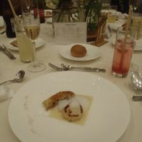 帆立貝のポワレと鶏モモ肉のコンフィ　カルダモンとオレンジの香